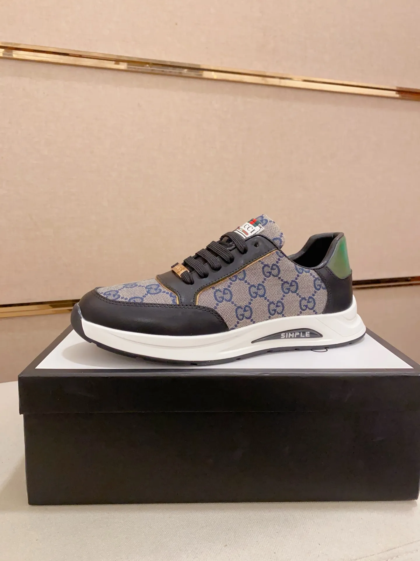 Men's shoes💰 420💰The new GUCCI (Gucci) counters are launched simultaneously. The new men's shoes, 😘fabrics are selected from imported cowhide, and the lining is sheepskin lining. 👍🏿 High-end ☄️ air-cushion molded anti-slip rubber outsole, exquisite lines, simple and elegant, comfortable and high-end for leisure travel. Code number: 38 to 44 (45 can be customized and cannot be returned or exchanged)